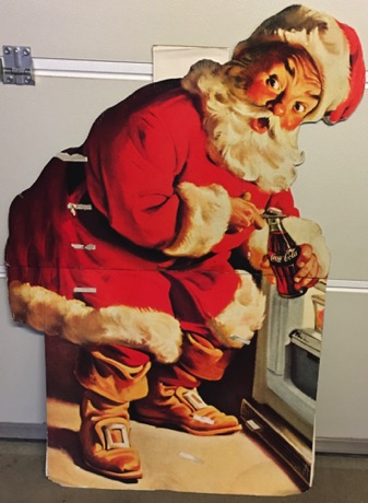 04655-1 € 15,00 coca cola karton kerstman bij koelkast 130 x 80 cm.jpeg